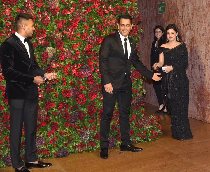 इस पार्टी में धोनी के साथ क्रिकेटर हार्दिक पांड्या भी पहुंचे. (तस्वीर: मानव मंगलानी)