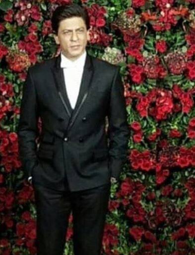 दीपिका पादुकोण के बेहद खास फ्रेंड शाहरुख खान इस पार्टी में अकेले ही पहुंचे.