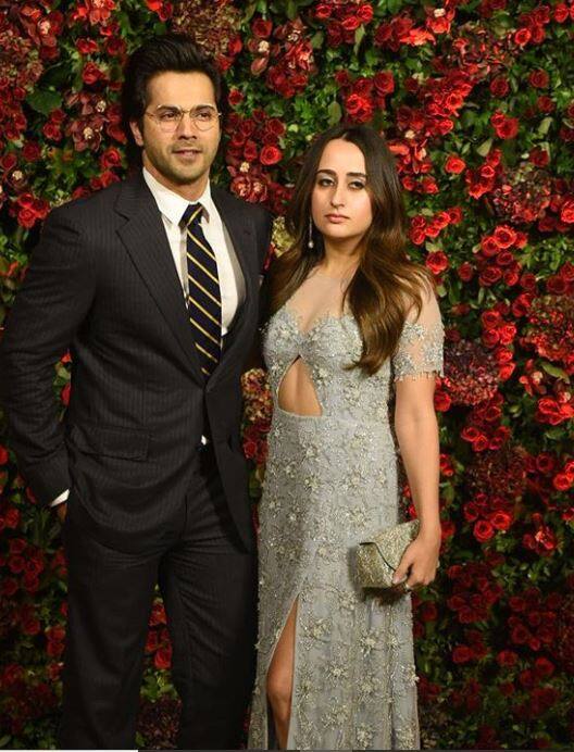 वरुण अपनी प्रेमिका नताशा दलाल के साथ आएं.