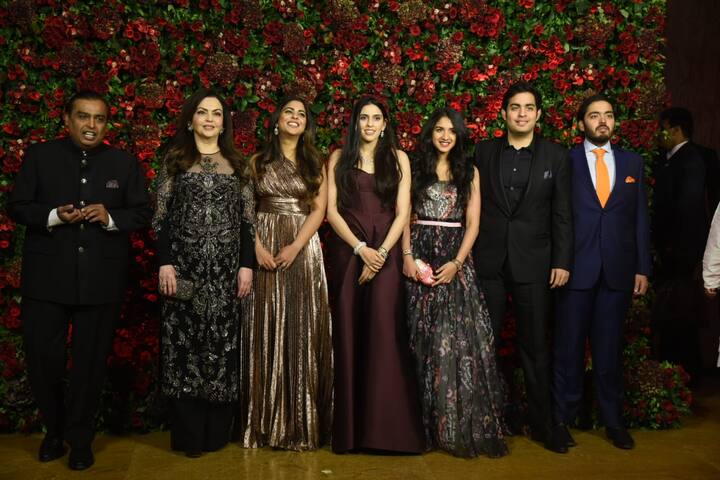 बॉलीवुड स्टार रणवीर सिंह और दीपिका पादुकोण ने शादी के बाद फिल्म इंडस्ट्री के लिए पहली बार रिसेप्शन पार्टी रखी थी. इस पार्टी में देश के सबसे बड़े बिजनेसमैन मुकेश अंबानी ने पूरे परिवार के साथ शिरकत की. (तस्वीर: मानव मंगलानी)