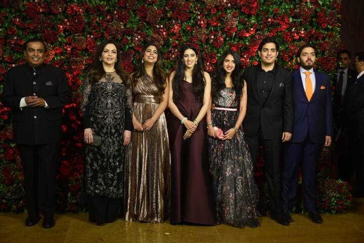 इस दौरान मुकेश अंबानी और नीता अंबानी के साथ उनके तीनों बच्चें- बेटी ईशा अंबानी और बेटे आकाश और अनंत साथ ही थी.