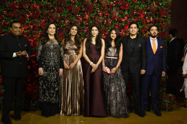 तस्वीरें में आप देख सकते हैं कि आकाश अंबानी की मंगेतर श्लोका और अनंत की गर्लफ्रेंड राधिका मर्चेंट भी इस दौरान पूरे परिवार के साथ ही थीं.