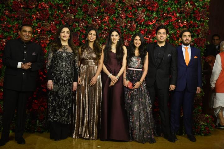 बता दें कि कल अंबानी परिवार प्रियंका चोपड़ा और निक जोनास की शादी में शिरकत करने के लिए जोधपुर में था.