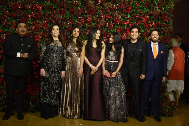 12 दिसंबर को ईशा अंबानी भी अपने मंगेतर आनंद पीरामल के साथ शादी के बंधन में बंधने वाली हैं.