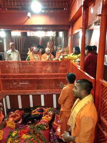 बजरंग बली विवाद के बाद सीएम योगी ने हनुमान मंदिर में की पूजा, बोले- दूसरों पर उंगली उठाना आसान