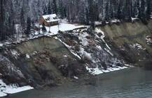 अमेरिका: अलास्का में भूकंप के बाद पटरी पर लौट रही है जिंदगी