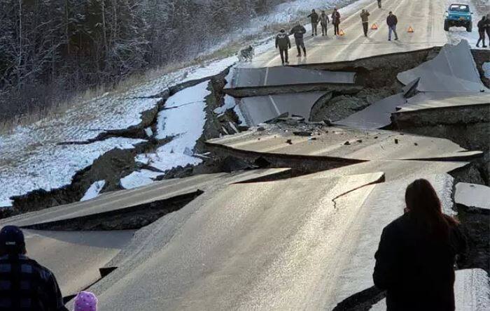 साल 1964 में रिक्टर पैमाने पर 9.2 तीव्रता का भूकंप आया था, जिसे अमेरिकी इतिहास का सबसे शक्तिशाली भूकंप माना जाता है. भूकंप से सड़कें और इमारतों के क्षतिग्रस्त होने के अलावा कोई हताहत नहीं हुआ है और न ही किसी को गंभीर चोटें आई हैं. तस्वीर: एपी