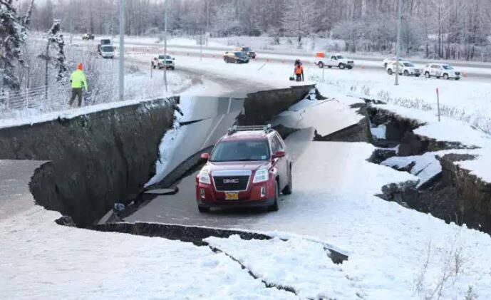 वहीं, गर्वनर बिल वॉकर ने कहा, हमनें बहुत राजमार्ग यात्रा पर आई बाधाओं को दूर कर लिया है. तस्वीर: एपी