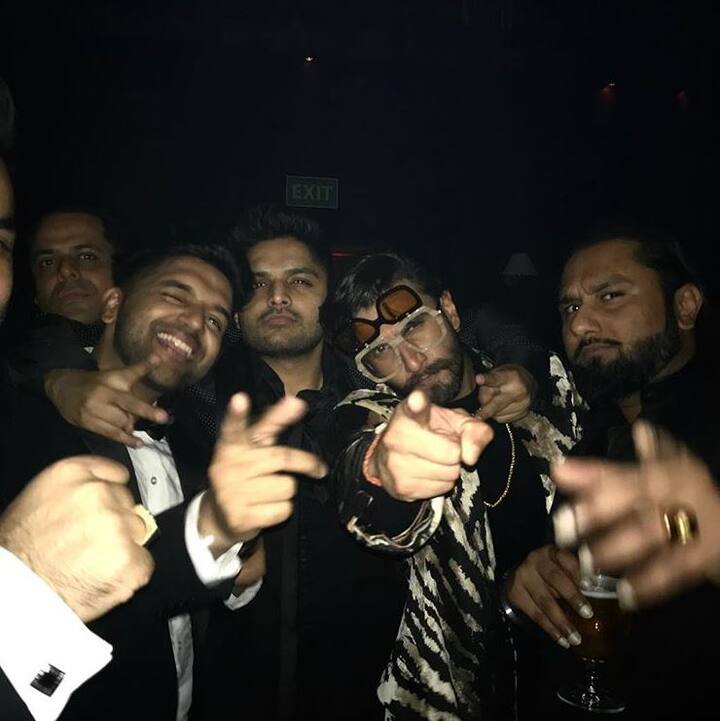  ऐसे ही एक अतिथि हनी सिंह थे, जो विशेष रूप से रिसेप्शन में शरीक होने के लिए मुंबई पहुंचे थे. तस्वीर: इंस्टाग्राम