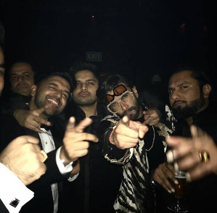 संगीतकार ने 4 साल के ब्रेक के बाद अपने सिंगल की घोषणा के साथ प्रशंसकों को उत्सुक कर दिया था. पहले लुक में यो यो हनी सिंह लाल रंग में देसी रॉकस्टार की तरह नज़र आ रहे थे. तस्वीर: इंस्टाग्राम