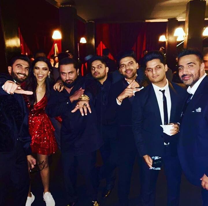  दीपिका और हनी सिंह की दोस्ती कॉकटेल के दिनों से है. फिल्म कॉकटेल में हनी सिंह के चार्टबस्टर गीत 'अंग्रेज़ी बीट' पर दीपिका ने अपने डांसिंग मूव्स से हर किसी का दिल जीत लिया था. हनी सिंह ने दीपिका और शाहरुख खान अभिनीत लुंगी डांस को भी अपनी आवाज़ दी थी. तस्वीर: इंस्टाग्राम