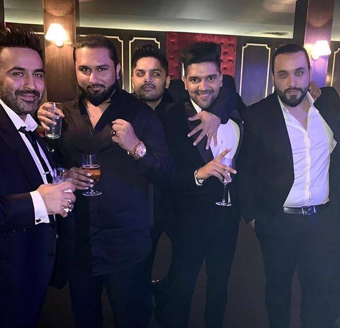 अनुभवी संगीतकार काफी समय से इंडस्ट्री से नदारद थे और लंबे अंतराल के बाद पहली बार किसी बी-टाउन पार्टी में नज़र आये है. इस खास अवसर पर हनी सिंह काले रंग की ड्रेस पहने हुए थे और बॉलीवुड से अपने करीबी दोस्तों के साथ तस्वीरें खिंचवाते हुए नज़र आए. तस्वीर: इंस्टाग्राम