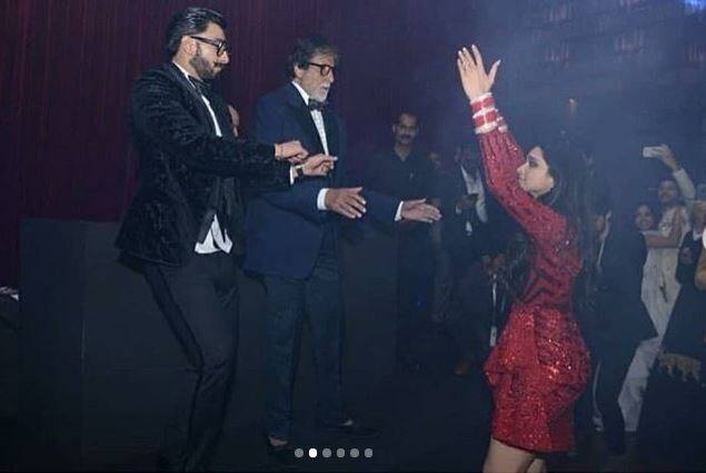 इस दौरान जब रणवीर सिंह बिग बी के साथ स्टेज पर डांस कर रहे थे तो दीपिका उन दोनों को नीचे से ही चीयर करतीं नज़र आईं.(तस्वीर: इंस्टाग्राम)