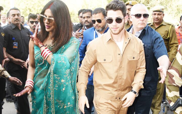 इस दौरान प्रियंका चोपड़ा साड़ी में नज़र आईं. मांग में सिंदूर और हाथों में चूड़ा के प्रियंका बहुत ही खूबसूरत नज़र आ रही थीं.