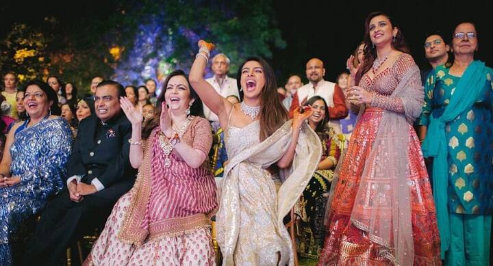 प्रियंका और निक की संगीत सेरेमनी को अटेंड करने मुकेश अंबानी अपनी पत्नी नीता अंबानी, बेटी ईशा अंबानी और बेटे अनंत अंबानी के साथ पहुंचे. 