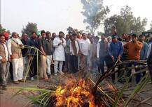 मेरठ:  केस वापस लेने की मांग को लेकर किसानों ने जलाई गन्ने की होली, पुलिस को दिया अल्टीमेटम