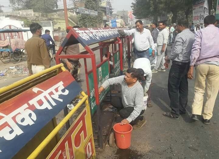 गोरखपुरः जब एसपी ट्रैफिक ने खुद संभाली सफाई की कमान, मातहत और आमजन भी हो लिए साथ