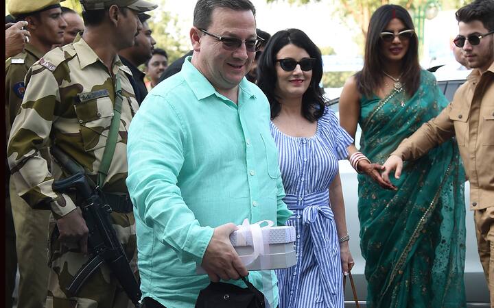चारों पैपराजी को पोज देते वक्त कुछ इस तरह मुस्कुरा रहे थे.