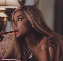 पॉप सिंगर एरियाना की टूटी सगाई, अब छुपाया टैटू