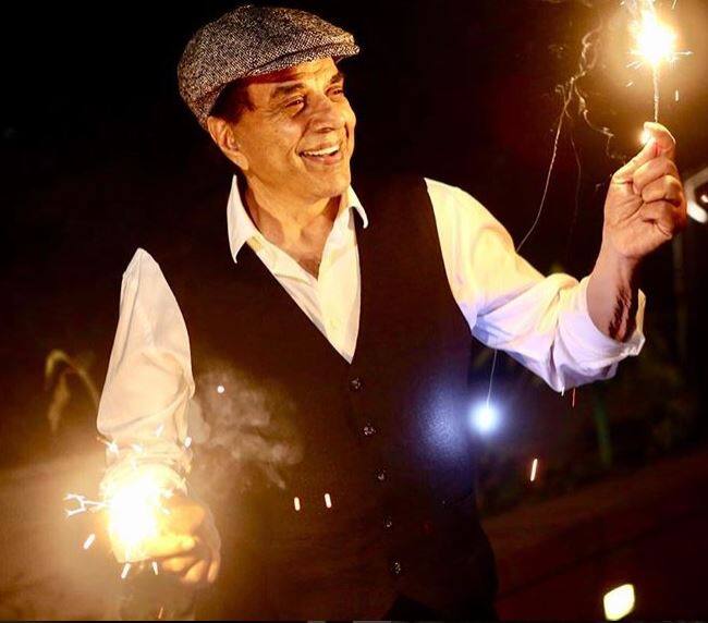 Book, docu-drama on Dharmendra's life in works, Says Sunny deol धर्मेंद्र की ज़िंदगी पर लिखी जाएगी किताब, डॉक्यू-ड्रामा पर भी चल रहा है काम