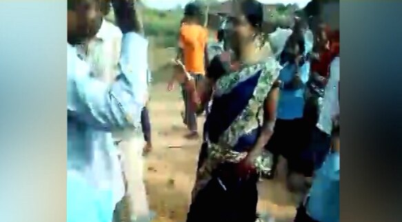 GAYA: The women's principal caught selling RICE of mid day meal of children गया: मिड डे मील का चावल बेचने जा रही थीं स्कूल की प्रिसिंपल, लोगों ने रंगेहाथों पकड़ा