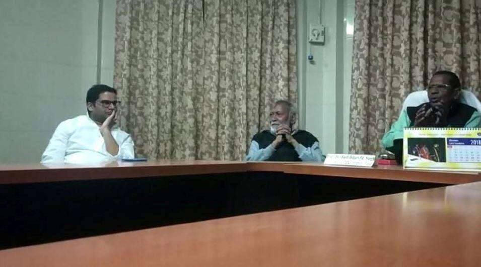 पटना यूनिवर्सिटी छात्रसंघ चुनाव: इलेक्शन से पहले VC से मिले प्रशांत किशोर, एबीवीपी ने किया हंगामा Prashant Kishor meets PU VC before student union election, ABVP creats ruckus autside VC house पटना यूनिवर्सिटी छात्रसंघ चुनाव: इलेक्शन से पहले VC से मिले प्रशांत किशोर, एबीवीपी ने किया हंगामा
