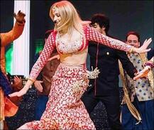 अबु जानी संदीप खोसला के लाल लहंगे में सोफी टर्नर ने बरपाया कहर, GoT की एक्ट्रेस पर फिदा हुए फैंस