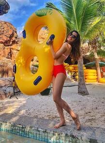 चीन में कुछ इस तरह रेड और पिंक बिकिनी में नजर आईं मानुषी, देखें तस्वीरें