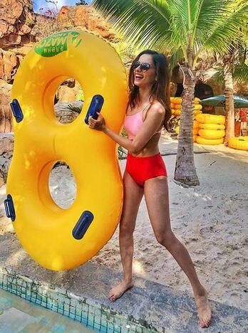 इस दौरान रेड और पिंक बिकिनी में वे बेहद हॉट लग रही थीं. फोटोः इंस्टाग्राम