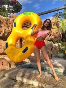 चीन में कुछ इस तरह रेड और पिंक बिकिनी में नजर आईं मानुषी, देखें तस्वीरें