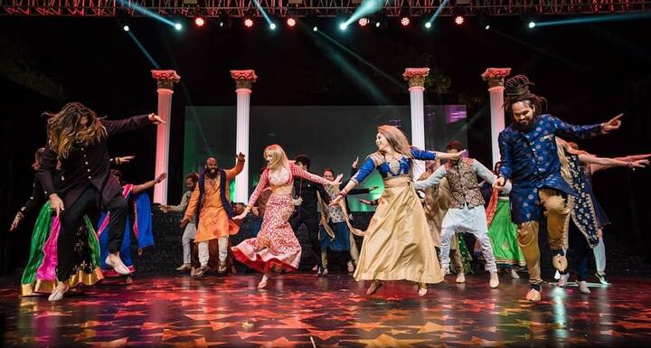 ये तस्वीर प्रियंका निक के संगीत सेरेमनी की हैं.इसमें सोफी टर्नर लाल रंग के लहंगे में स्टेज पर डांस करती नज़र आईं हैं.