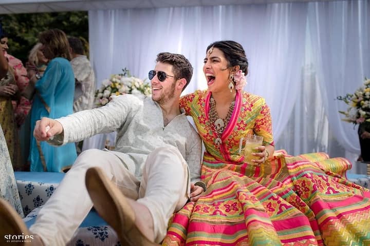 प्रियंका चोपड़ा ने इन तस्वीरों को शेयर करते हुए लिखा, ''हमारे रिश्ते की सबसे खास बात ये है कि दोनों परिवारों एक हुए हैं और प्यार-सम्मान के साथ एक दूसरे के कल्चर को अपनाया है.''