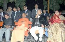 बुलंदशहर हिंसा की चपेट में था और गोरखधाम मंदिर में लाइट एंड साउंड शो देख रहे थे CM योगी आदित्यनाथ