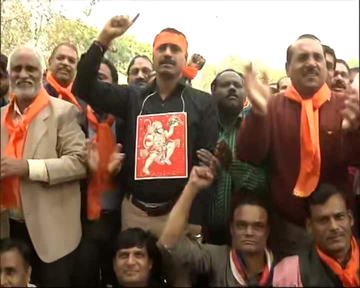 Delhi: Dalits assert themselves at an ancient Hanuman temple at CP दिल्ली: CP स्थित हनुमान मंदिर में दलितों ने उछाला नारा- 'जब हनुमान हमारे हैं, मंदिर क्यों तुम्हारे हैं'