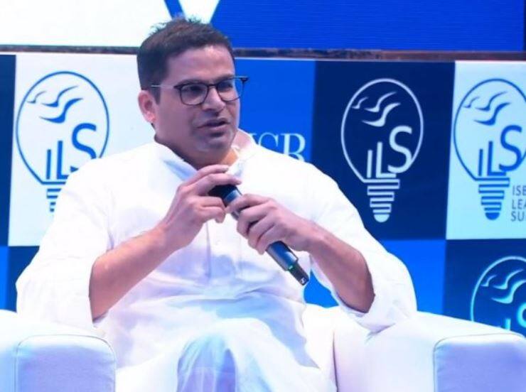 ABVP supporters attack Prashant Kishor, safe ABVP के समर्थकों ने किया प्रशांत किशोर की गाड़ी पर हमला, बाल-बाल बचे