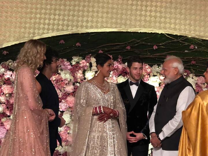 यहां पर पोज देते समय पीएम मोदी निक और प्रियंका से बातचीत करते भी दिखे.