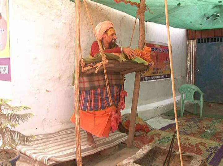 this baba is standing on a leg for the construction of the lord ram temple in ayodhya राम मंदिर निर्माण के लिए चार सालों से एक पैर पर खड़े हैं यह बाबा, कुंभ मेले में बने हुए हैं आकर्षण का केंद्र