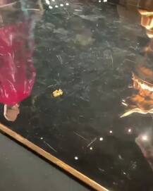 जब ईयरिंग चुराते हुए कैमरे में कैद हो गए किम के पति, देखे तस्‍वीरें