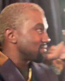 जब ईयरिंग चुराते हुए कैमरे में कैद हो गए किम के पति, देखे तस्‍वीरें