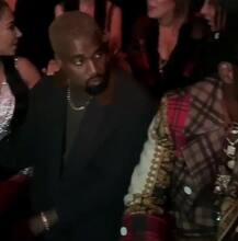 जब ईयरिंग चुराते हुए कैमरे में कैद हो गए किम के पति, देखे तस्‍वीरें