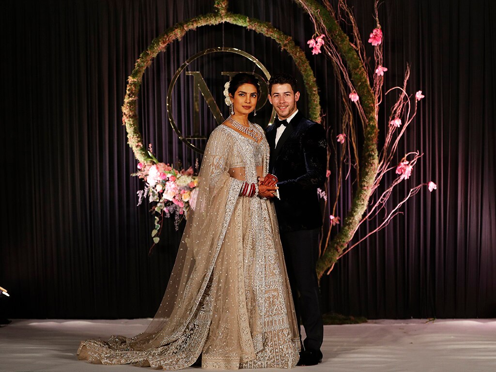 Priyanka Nick Reception: मीडिया के कैमरों से छिपकर रिसेप्शन में पहुंचे निक-प्रियंका, सामने आई INSIDE तस्वीर