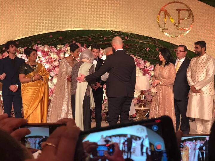 प्रियंका से पहले प्रधानमंत्री नरेंद्र अनुष्का और विराट के रिसेप्शन में भी पहुंचे थे.
