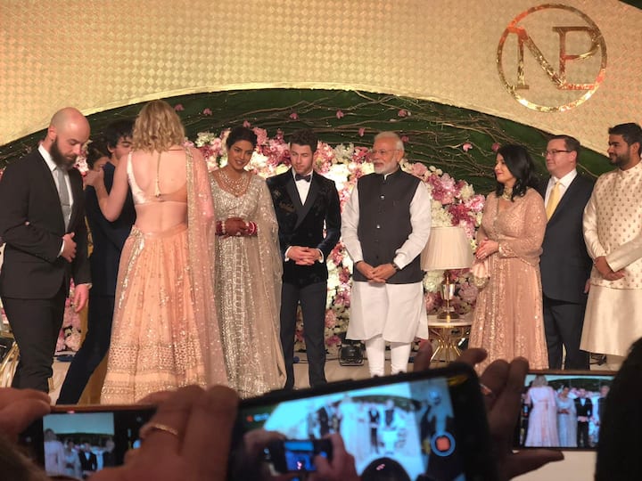 पीएम मोदी इस रिसेप्शन में इस जोड़ी को शुभकामानएं देने पहुंचे. वहां से ये खूबसूरत तस्वीरें देखने को मिली हैं.