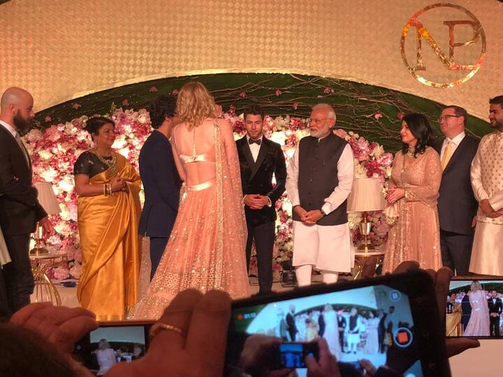 इस तस्वीर में आपको प्रियंका की मा मधु चोपड़ा, सास डेनिस जोनास और होने वाली जेठानी सोफी टर्नर पीएम मोदी से बातचीत करती नज़र आ रही हैं.