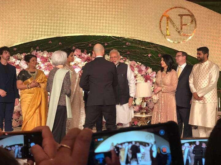 पीएम मोदी यहां प्रियंका चोपड़ा के ससुराल वालों से भी मिलते नज़र आए.