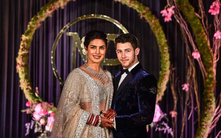 आज वेडिंग रिसेप्शन में प्रियंका चोपड़ा सिल्वर लहंगे में पहुंचीं. इस जोड़ी की ये तस्वीरें फैंस को खबू पसंद आ रही हैं.