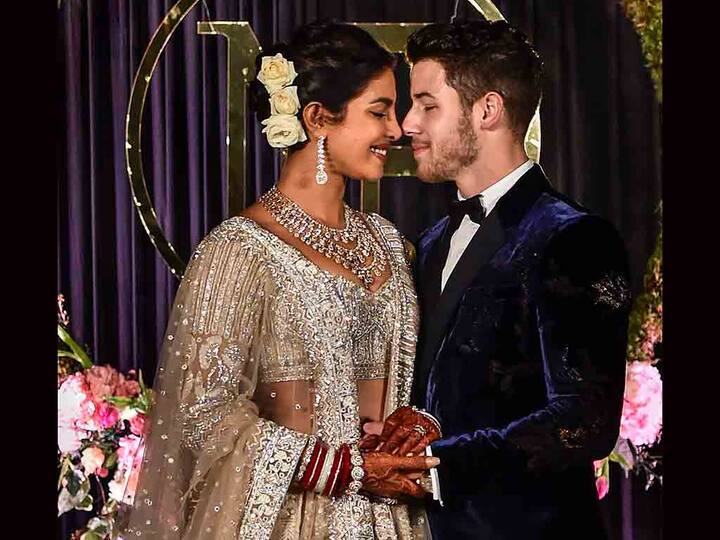 बता दें कि ये रिसेप्शन प्रियंका ने खास तौर पर अपने परिवार और पिता के दोस्तों के लिए रखा है. इस रिसेप्शन के लिए बॉलीवुड के किसी भी सितारे को बुलावा नहीं भेजा गया है.