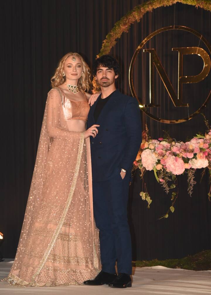 सोफी ने इस दौरान लहंगा पहना हुआ था. उनके इस खूबसूरत अंदाज से जो नजरे नहीं हटा पा रहे थे. (तस्वीर: मानव मंगलानी)