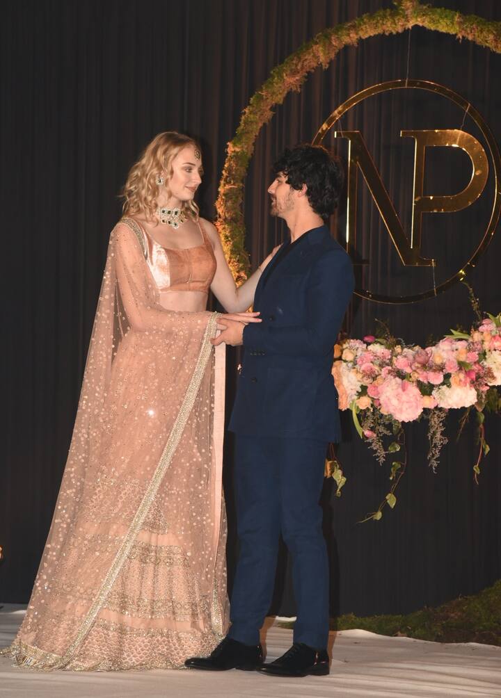 आपको बता दें कि प्रियंका और निक ने 1 दिसंबर को ईसाई और 2 दिसंबर को हिंदू मान्यताओं के मुताबिक शादी की. (तस्वीर: मानव मंगलानी)