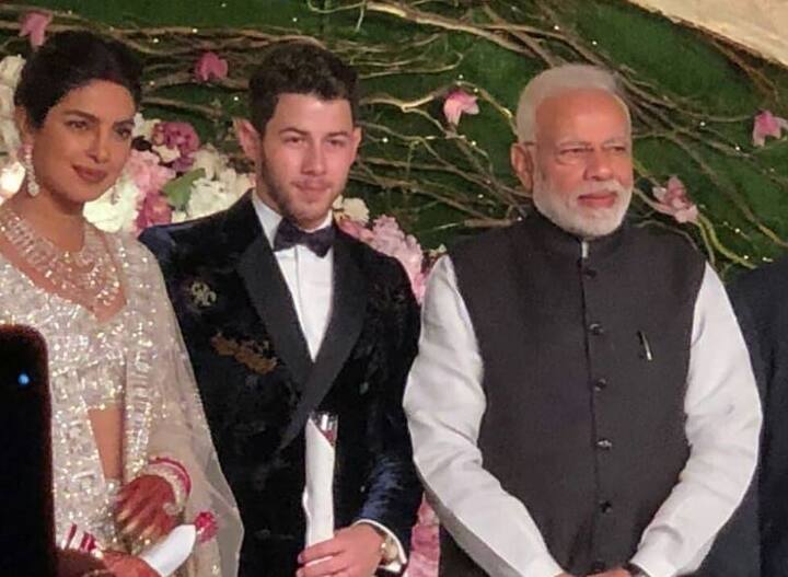 इस न्यूली वेड कपल को आर्शीवाद देने पहुंचे पीएम मोदी गिफ्ट भी लेकर पहुंचे थे. आप तस्वीर में देख सकते हैं कि निक और प्रियंका के हाथ में एक-एक गुलाब का फूल नजर आ रहा है.